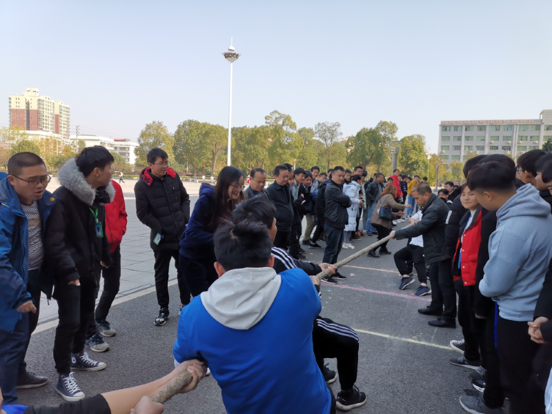 機械工程系舉行學(xué)生班級拔河比賽(圖文)