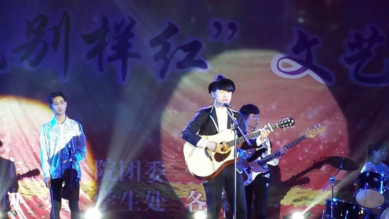 “123”樂(lè)隊(duì)參加學(xué)院文藝晚會(huì)表演