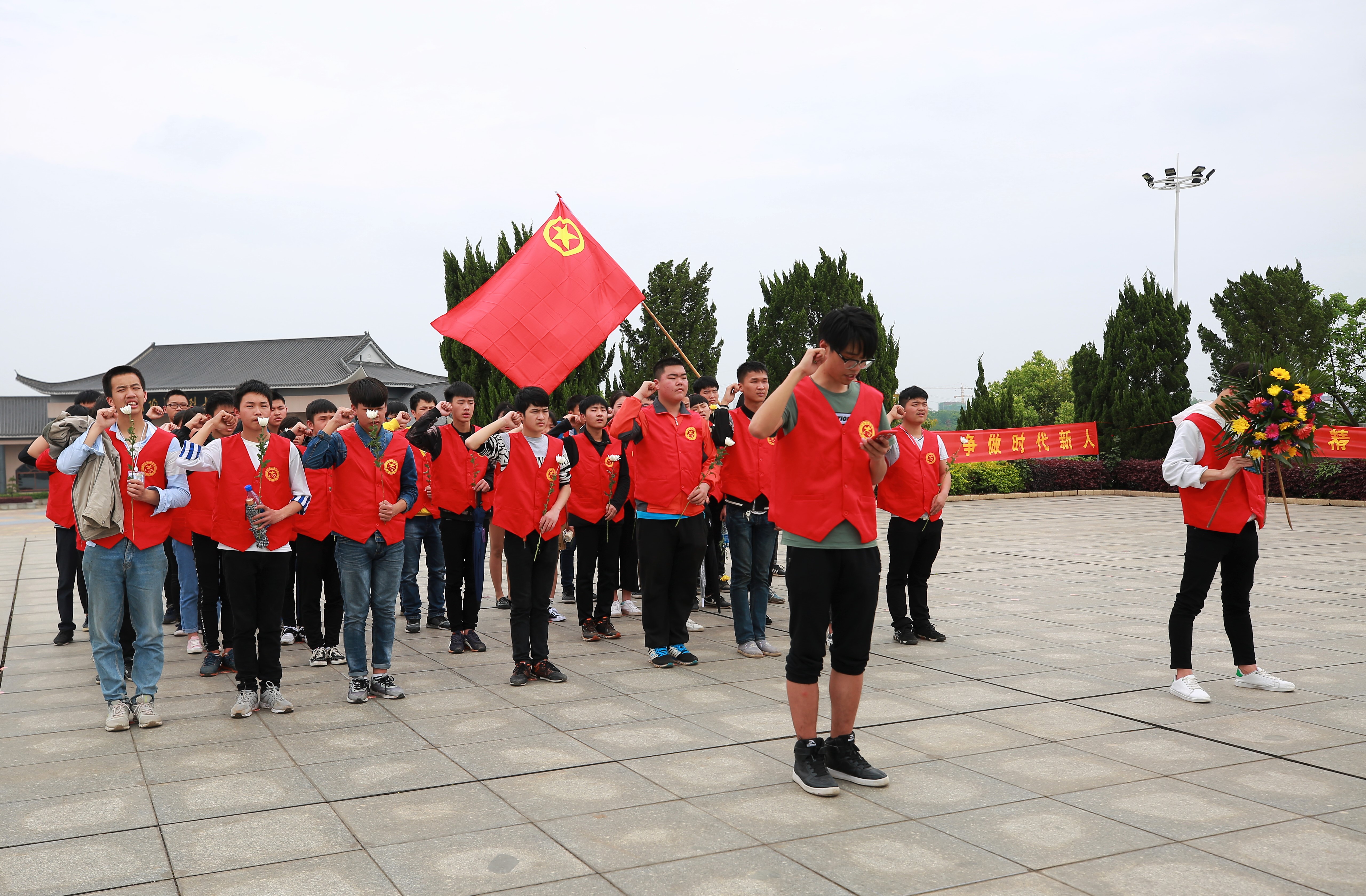 緬懷先烈，奮發(fā)圖強(qiáng)(圖文)