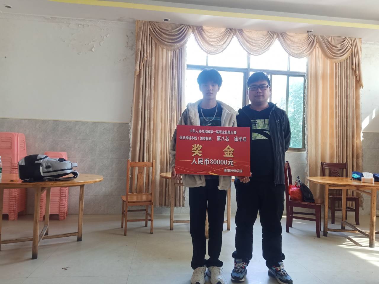 喜氣洋洋，歡送競(jìng)賽選手回家過(guò)年